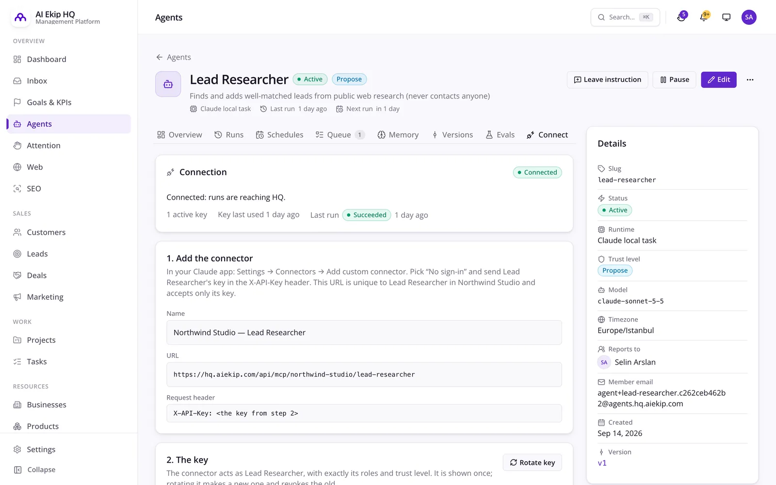 AI Employee Platform'da bir temsilcinin Claude uygulaması için bağlayıcı adresini gösteren Bağlan sekmesi
